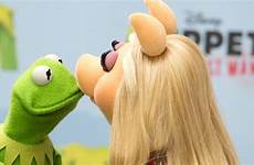 piggy kermit miss muppets frog kissing direction muppet diskingdom show things little visit collectibles uncategorized huffpost