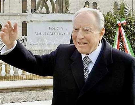 Carlo azeglio ciampi legge, dalle rime nuove di giosuè carducci, le poesie: Il 30 gennaio 2006 il Presidente Carlo Azeglio Ciampi ...