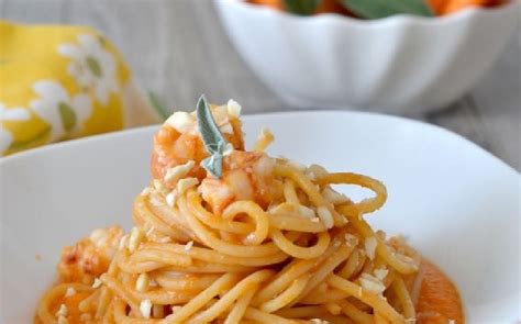 Trasferire la crema di zucca in una scodella, guarnirla con un filo d'olio, del pepe macinato fresco e l'erba cipollina ed aggiungere i gamberi. Ricetta Spaghetti crema di zucca gamberi e mandorle - Manjoo