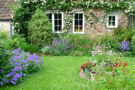 Hot shower facilities are provided in the en suite bathroom. Cothay Manor Gardens | vintage country style