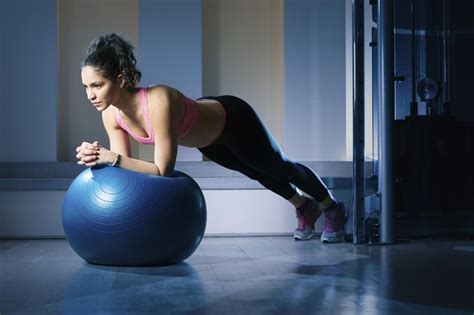 Les Exercices à Faire Avec Un Ballon De Pilates Pour Muscler Abdos