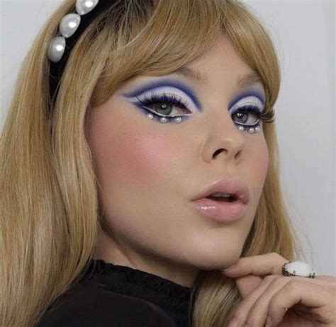 Ariana Grande Sparked The Comeback Of The Mod Makeup Trend 70s Hair And Makeup 60s Makeup