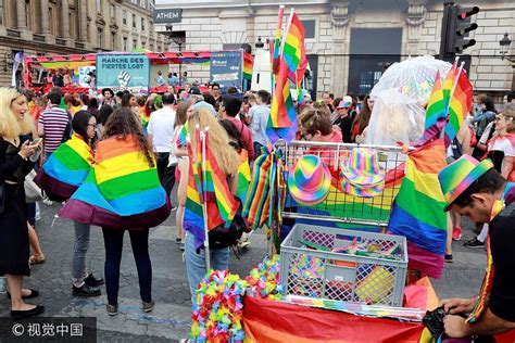 巴黎民众举行同性恋骄傲游行 参与者头戴面具如化装舞会 今日头条