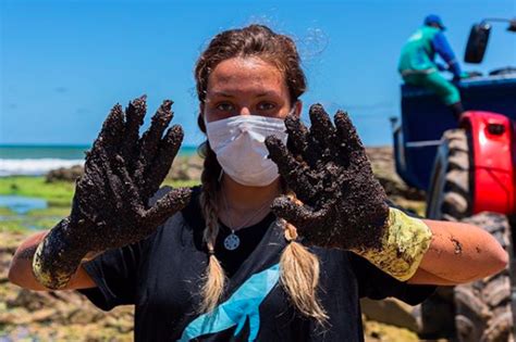 Heroic Volunteers In Brazil Are Cleaning Up A Massive And Mysterious Oil Spill