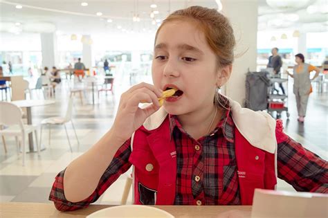 Adolescente Hambrienta Comiendo Papas Fritas En El Patio De Comidas Del Centro Comercial Comida