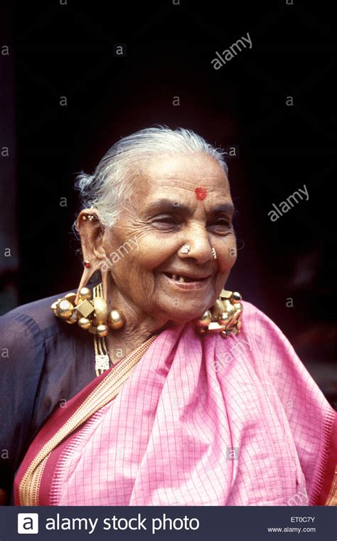 Wearing Traditional Tamil Sari Stockfotos Und Bilder Kaufen Alamy