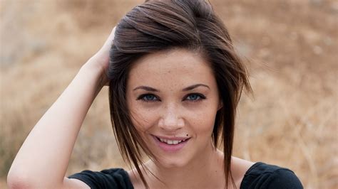 sexy slim smiling blue eyed long haired brunette girl wallpaper 5111 1920x1080 1080p