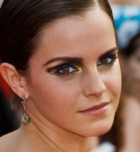 Emma Watsons Smokey Eye W Gold Leaf Flecks Emma Watson Makeup Gold