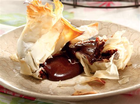 Frozen sheets are so convenient, and are ideal for appetizers or desserts. Filo-sjokoladebeursies | Sweet treats desserts, Clean ...