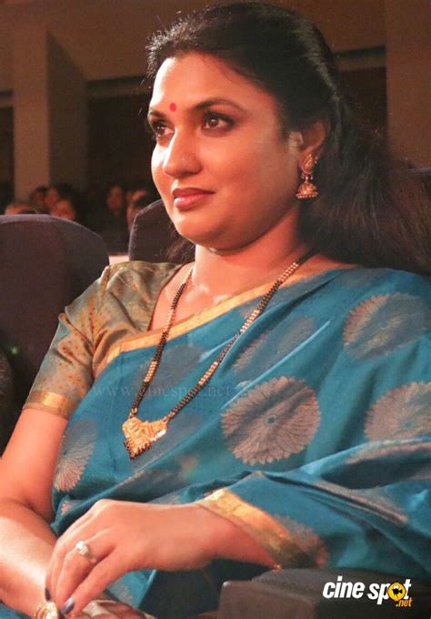 Sukanya (25 novembre 1974) est une danseuse bharatnatyam, actrice de cinéma, compositrice de musique et comédienne de voix. Sukanya at Vedhika Madhan Bharatanatyam Arangetram (1)