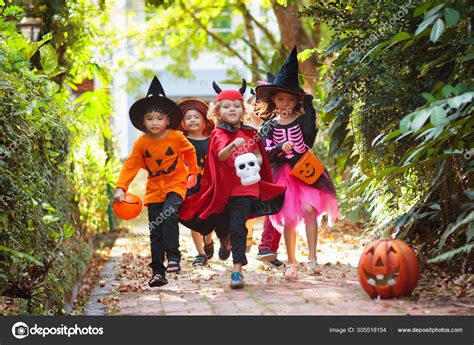 Kids Trick Or Treat Halloween Fun For Children — Stock Photo
