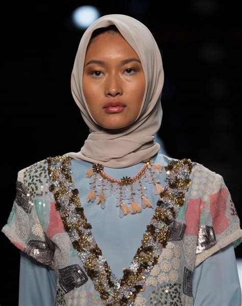 first of its kind hijab fashion show at new york fashion week britishbroadcaster
