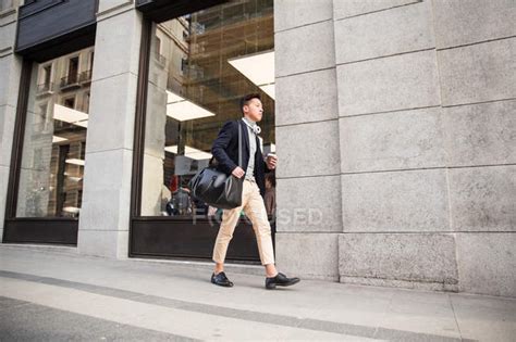 Hombre Chino Joven Casual Caminando Por La Calle Sosteniendo Una Taza