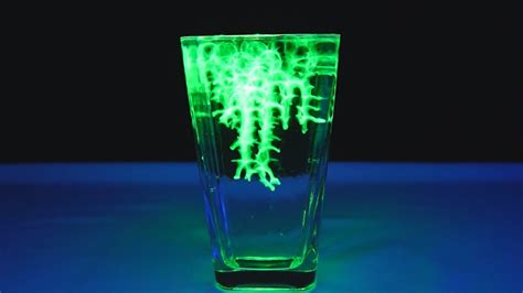 Water Balz mit leuchtendem Wasser - UV Licht Experiment ...