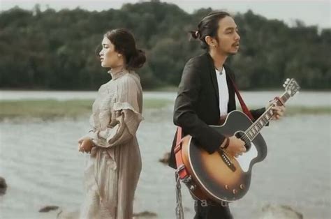 Mampu saat dirimu pergi tinggal kan ku. Lirik Lagu 'Melawan Hati' - Fiersa Besari feat. Prinsa Mandagie - Sonora.id