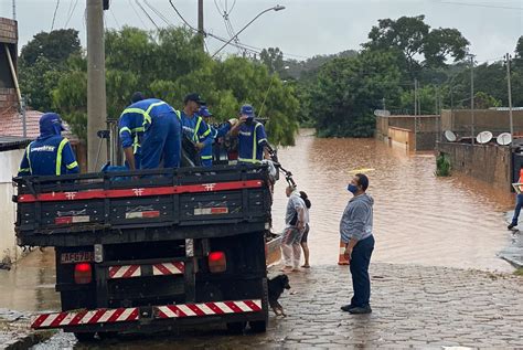 Fam Lias Come Am A Serem Retiradas De Bairros Inundados Em Patos De Minas