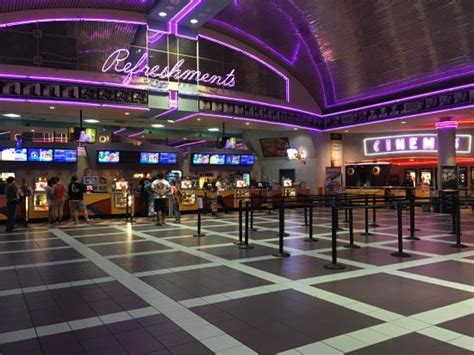 Movie theater in bartlett, tennessee. $6 movies - Regal Hollywood Stadium 20, Sarasota Traveller ...