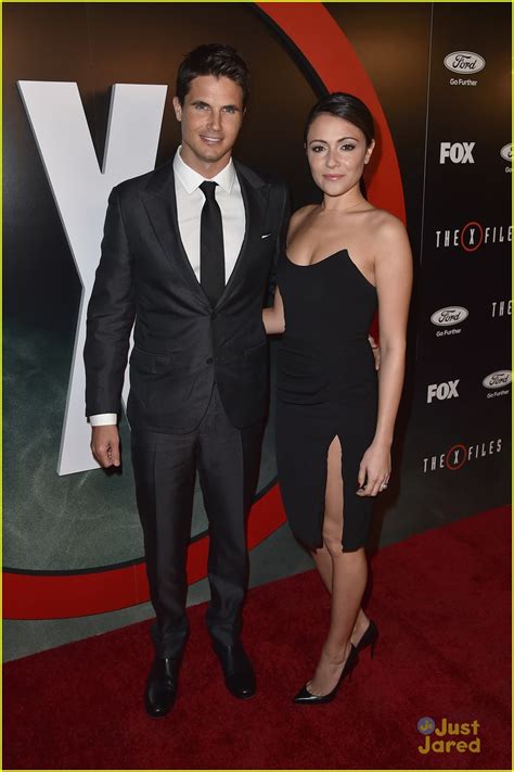 Italia Ricci Supports Fiance Robbie Amell At The X Files Premiere Photo Photo
