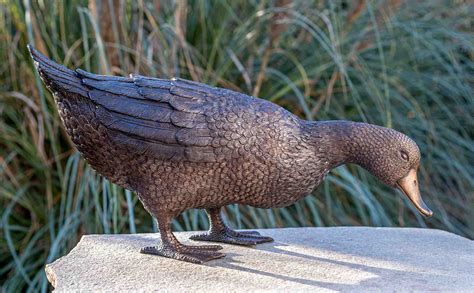 Bronze Skulptur Vorbeugende Ente Idyl