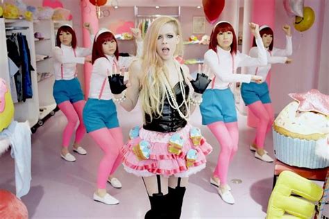 Avril Lavigne Says ‘hello Kitty Video Isnt Racist Speakeasy Wsj