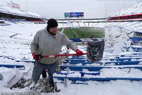 Buffalo Bills Ask Fans To Shovel Snow In Their Stadium For 20 An Hour