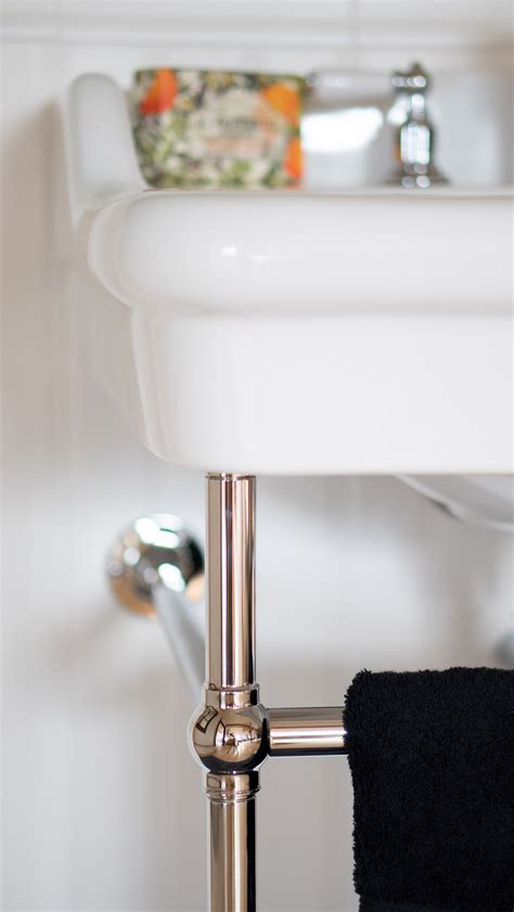 Eine elegante waschtischarmatur kann ein tolles flair in ihr badezimmer bringen. Traditionelles Waschbecken - TRADITIONAL BATHROOMS