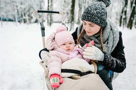 Retrato Feliz Joven Madre Con Hija En Invierno Familia Feliz Caminando