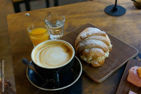 Desayuno Café Con Leche Con Medialuna Con Crema Y Jugo De Naranja