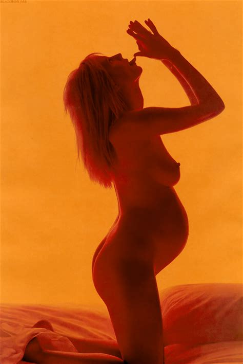 Claudia Schiffer Nude And Pregnant In German Vogue Picture 20105