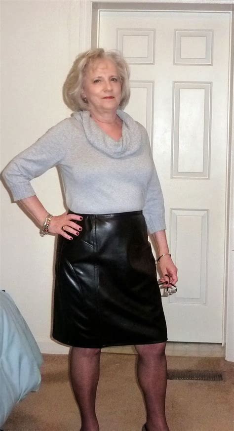 Women Wearing Leather Skirt Suits Extravital Fasion Mode Mode Für