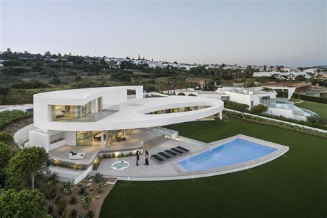 Contemporary Elliptical House With Organic Architectural Design