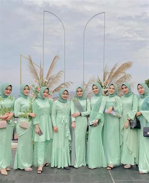 15 Gaun Bridesmaid Modern Cocok Untuk Pengiring Pengantin Muslimah
