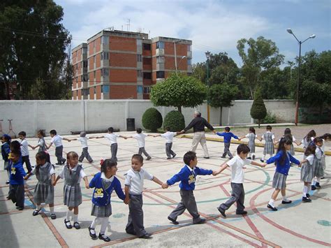 Consiste en colocar una especie de alfombra de plástico con círculos de colores. 12 juegos de nuestra infancia que ya no los juegan los ...