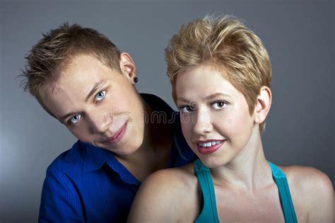 Beaux Jeunes Couples De Sourire Heureux Disolement Image Stock