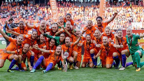 Dominique janssen ontbreekt door rugklachten in de selectie van de oranjeleeuwinnen voor de vriendschappelijke interlands tegen belgië en duitsland. OnsOranje | ORANJELEEUWINNEN EUROPEES KAMPIOEN!