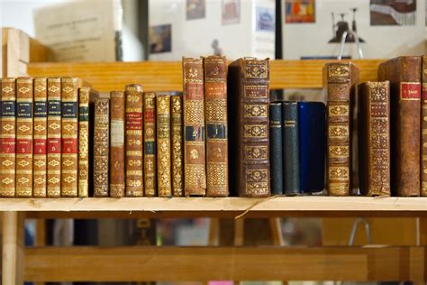 Livres anciens sur une étagère | Salon du livre ancien 2013 … | Flickr