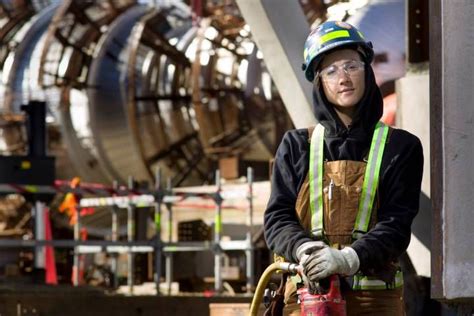 First Female Ironworker Apprentices Graduate From Women Building