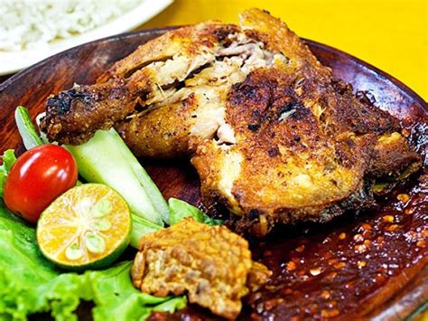 Anda bisa mencoba memesan nasi kotak ayam penyet dengan level pedas bertingkat sesuai. Resep Ayam Penyet Sederhana | Resep Masakan Jawa