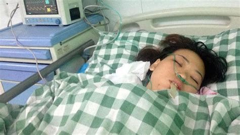 Foto Remaja Wanita Dirawat Di Rumah Sakit Berbagai Rumah