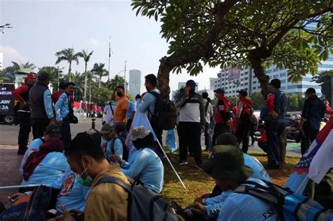 Aksi Demo Buruh Di Dpr Rombongan Asal Bandung Tiba Paling Awal