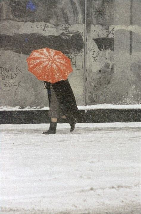 A Set Of Photographs By Saul Leiter 1923 2013 Roter Regenschirm