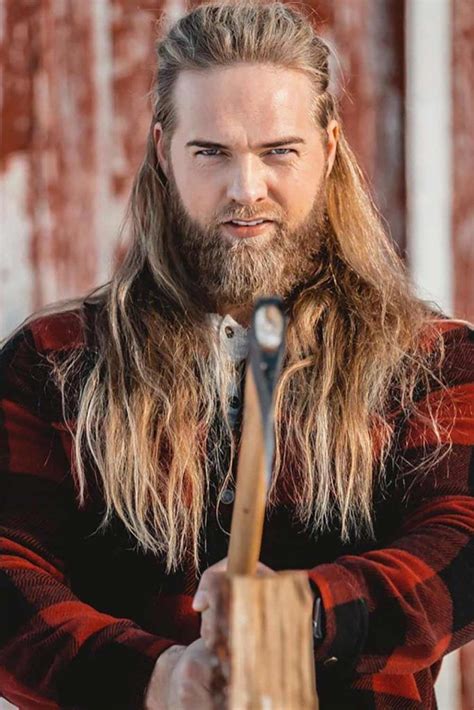 Two small tiny twists on the side with a larger one in the middle is a handsome combo. 50 Viking Hairstyles That You Won't Find Anywhere Else | MensHaircuts