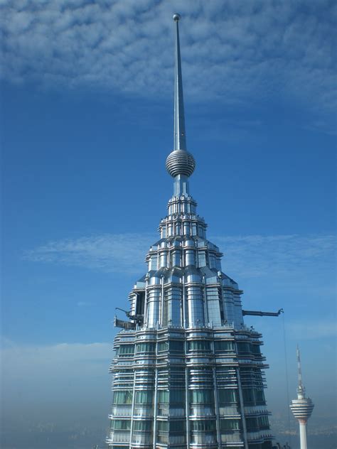 Arsitek bangunan adalah marshall strabala serta jun xia. Petronas Twins Tower, Menara Kembar Tertinggi di Dunia ...
