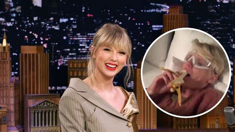Watch Taylor Swift Struggling To Eat A Banana After Surgery Girlfriend