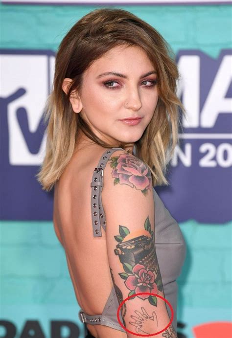 In a video, the tattoo fan jade who is on tiktok as @vampyur, explains the phenomenon is an ink sack full of plasma and claims it is beneficial because, unlike a scab, it's unlikely to scar and ruin the design. Julia Michaels '35 Tattoos & ihre Bedeutung - Promi Tattoos