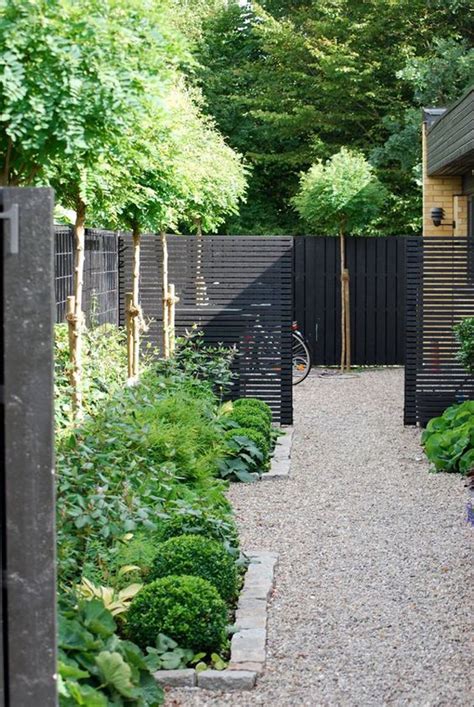 And one more stylish black timber privacy fence. black-fence-garden-screen-for-front-yard | HomeMydesign
