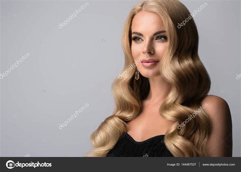 Девушка с длинными волнистыми волосами стоковое фото ©sofiazhuravets 144467537
