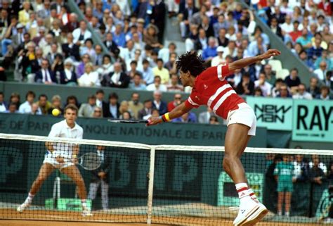 En mois de juin 1983, rien ni personne se semble pouvoir arrêter yannick noah qui, à coups de revers et de coups droits balayent tous ceux qui se mettent en travers de son chemin. Yannick NOAH 1987 - Photo Sport - Photo Tennis - Déco ...