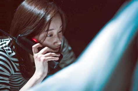 Dreamcatcher izle, kötü rüyalarını durdurmak için genç bir çocuk, gizemli bir komşusundan bir rüya yakalayıcıyı ailesini kendisini kabustan kurtarmaya zorluyor. Korean Movie: The Call Ending Explained (2020 Netflix ...