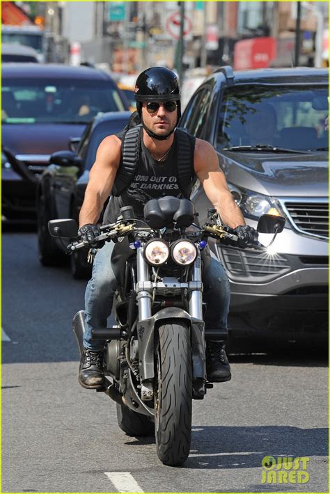 Justin Theroux Muscular Motorcycle Man Photo 2907721 Justin